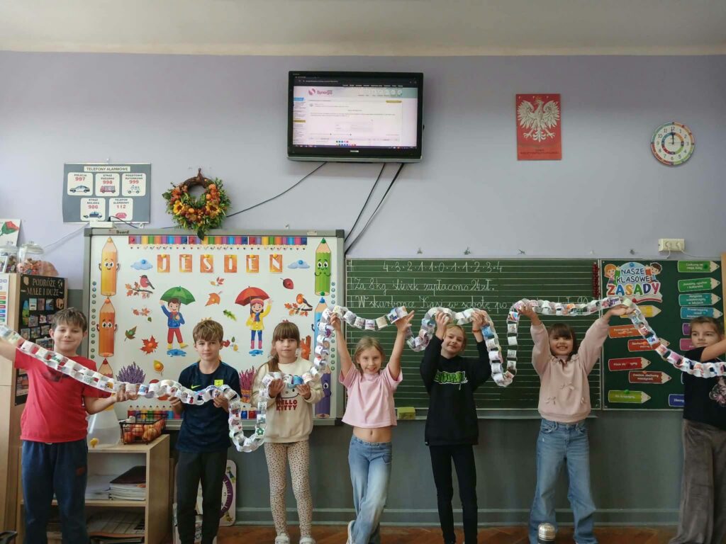 Uczniowie prezentują łańcuch wsparcia w sali lekcyjnej